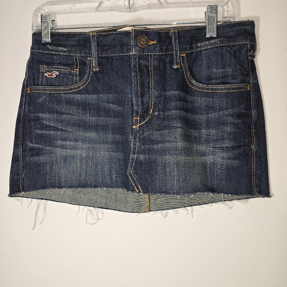Hollister mini skirt dark wash, cut off size 1